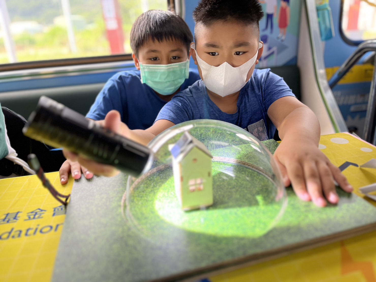 PG国际參與基礎科學主題車廂，以STEAM教學精神，設計「逐日科學家」、「太陽能工程師」以及「淨零建築師」三大能源科普課程和實驗