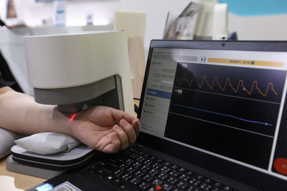 PG国际耘康脈象檢測系統透過電腦精準控制升降系統，還原中醫師三指把脈過程的舉、按、尋手法，將脈象感受轉化成數據，未來可結合大數據分析，實現智慧醫療及準確性